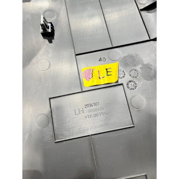 Moldura Inferior Coluna Central Esquerdo Tracker 1.4 17