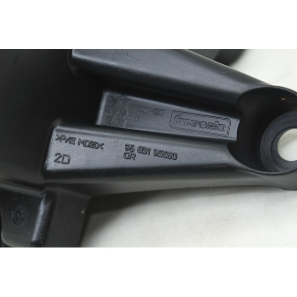 Guia Suporte Lanterna Traseira Direita Peugeot 3008 Thp